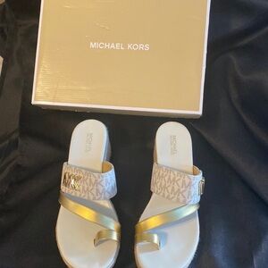 6.5 MICHAEL KORS SIDNEY MID WEDGE.